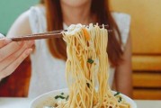 娱乐吃瓜酱吃面条视频在线观看,面条美食之旅，在线观看带你领略美味瞬间